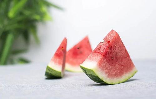 吃瓜伤自己,过度关注他人是非,竟伤及自身